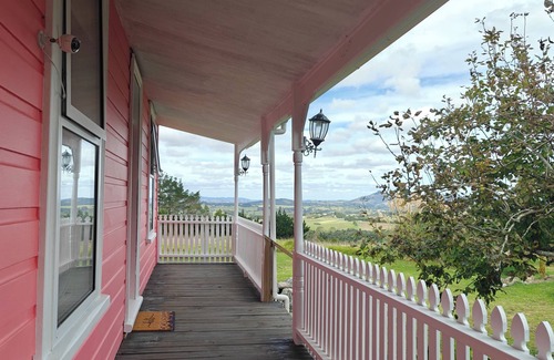 Maungatapere House | Avocado Orchard Escape with Mountain Views & Artist Studio, Pet-Friendly!