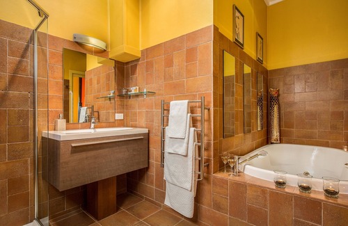 North Tamborine Bed & Breakfast | Avocado Sunset B&B