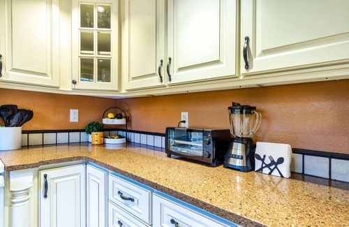 Avondale House | ~Avondale Aviary Sleeps 6 8 Miles to Stadium~