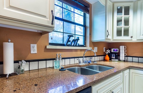 Avondale House | ~Avondale Aviary Sleeps 6 8 Miles to Stadium~