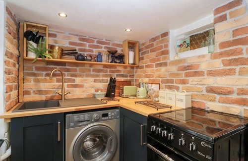 Tewkesbury Cottage | AVONMEDE, pet friendly, character holiday cottage in Tewkesbury