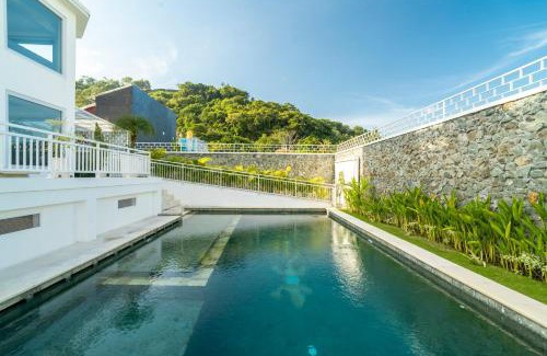 Senggigi Villa | Awanah Villa - Spacious 6 Bedrooms with Sauna, Gym and Cinema