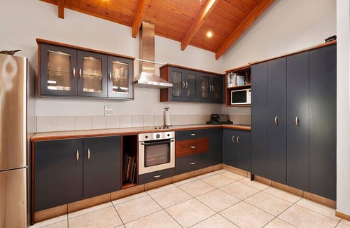 Acacia Bay Cottage | Awanui Lodge - Whakamoenga Point Holiday Home