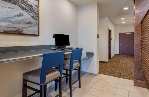 Broomfield House | Award Winner New Broom field room near 1stBank Center