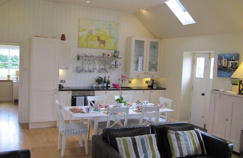 Auchterarder Cottage | Award-Winning 5 Star Luxury Private Retreat - Hot Tub, Tennis, Fishing, Horses