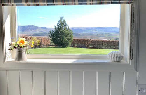 Auchterarder Cottage | Award-Winning 5 Star Luxury Private Retreat - Hot Tub, Tennis, Fishing, Horses