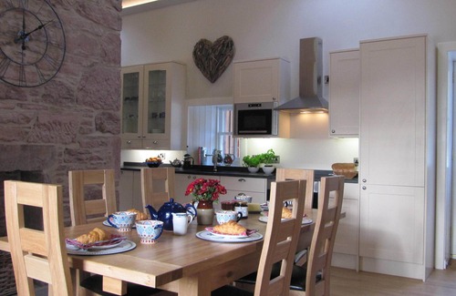 Auchterarder Cottage | Award-Winning 5 Star Luxury Retreat - Hot Tub, Sauna, Tennis, Fishing, Sky, Golf