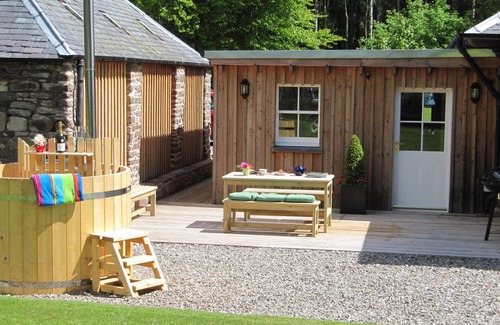 Auchterarder Cottage | Award-Winning 5 Star Luxury Retreat - Hot Tub, Sauna, Tennis, Fishing, Sky, Golf