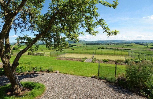 Auchterarder Cottage | Award-Winning 5 Star Luxury Retreat - Hot Tub, Sauna, Tennis, Fishing, Sky, Golf