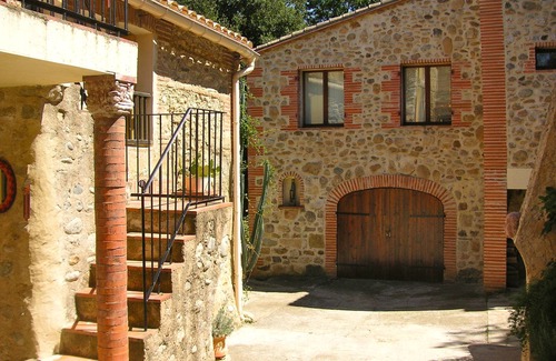 Vives Apartment | Award-winning Character Holiday Apartment in a Catalan Farmhouse ("Albéniz")