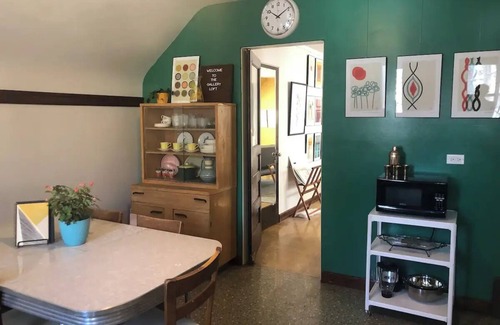 Oak Park Apartment | Award-winning, charming, 1-bedroom apartment with AC, WiFi in Pleasant Oak Park