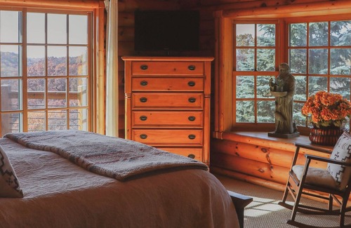 Galena Cabin | Award-winning custom log cabin. 2 min away from Chestnut Mountain ski resort