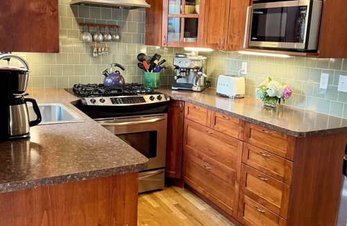 Central Colorado Springs House | Award Winning Downtown 1923 Bungalow Pikes Peak, Garden of the Gods & Hot Tub!⭐️