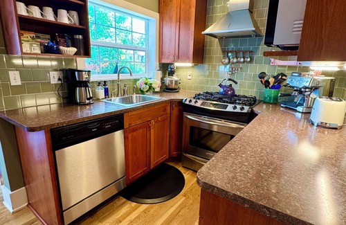 Central Colorado Springs House | Award Winning Downtown 1923 Bungalow Pikes Peak, Garden of the Gods & Hot Tub!⭐️