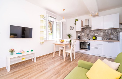 Zaton Cottage | Away from everyone, close to everything