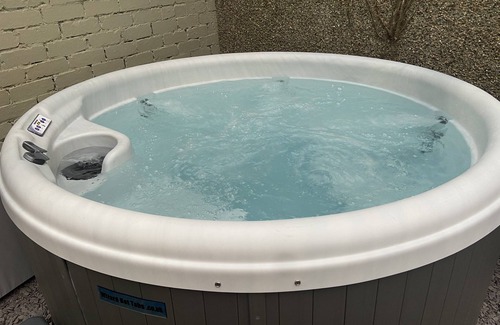 Tremadog Cottage | Awelon sleeps 10, Hot Tub, Log Burner, private courtyard, Porthmadog, Snowdonia
