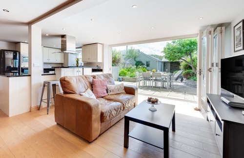 Aberaeron House | Awelon y Mor - Three Bedroom House, Sleeps 6