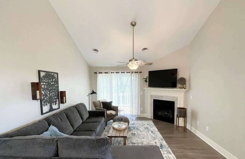 Bettendorf Apartment | Awesome 2 bed with office and king master suite condo located in Bettendorf!