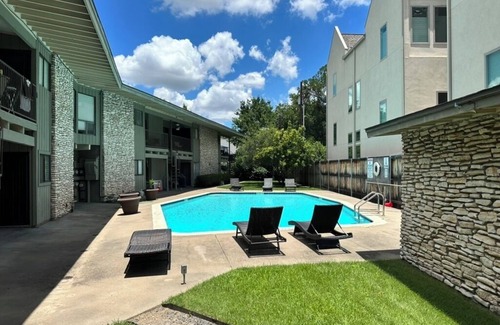 Westfield Condo | Awesome 2-bedroom Austin condo located in Tarrytown. Close to everything Austin.