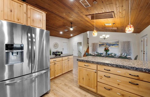Oak Creek House | Awesome Castle Rock View Spacious Yard & Hot Tub!