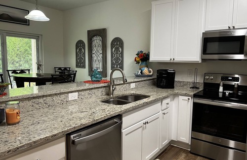 Gulf Shores Condo | Awesome Condo in Gulf Shores! Large pool. 1 mile from the beach! 😎