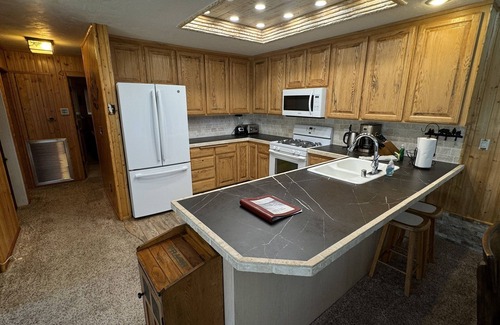 Lakehead House | Awesome Family Lake House, Big Deck, Game Room - Shasta Lakeshore Retreat #17