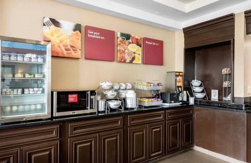 Southside Hotel | Awesome Find! 1 Chic Unit, Pool, Breakfast, Parking, Close to Attractions.