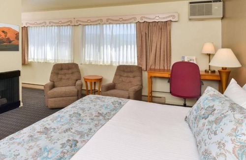 Solvang Hotel | Awesome Find! Pool, Continental Breakfast & Parking, Near Succulent Café!
