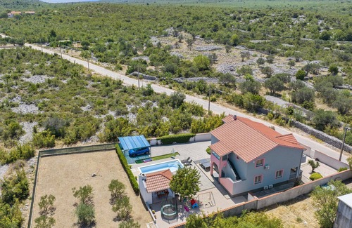 Tisno House | Awesome home in Dubrava kod Tisna
