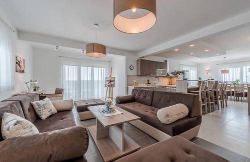 Debeljak House | Awesome home in Debeljak with kitchen