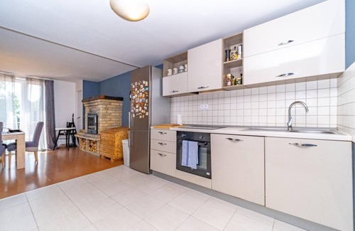Jasenovac House | Awesome home in Drenov Bok with jacuzzi