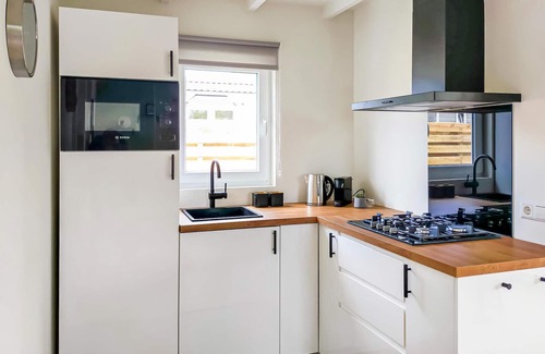 Heinkenszand House | Awesome home in Heinkenszand with WiFi
