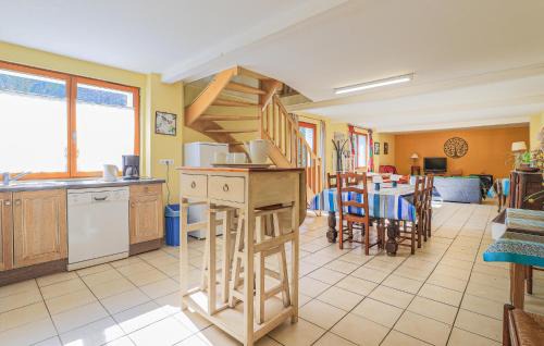 Hucqueliers House | Awesome Home In Hucqueliers With Wifi