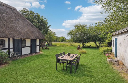 Østerskov House | Awesome home in Humble with WiFi