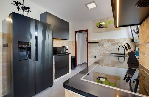 Jakovlje House | Awesome home in Igrisce with WiFi