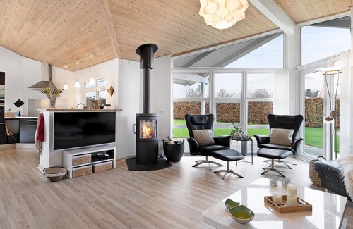 Pøt Strandby House | Awesome home in Juelsminde with WiFi
