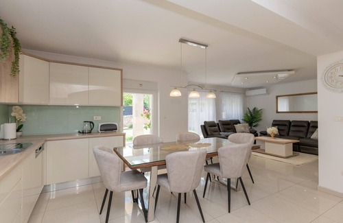 Kamenmost House | Awesome home in Kamenmost with jacuzzi