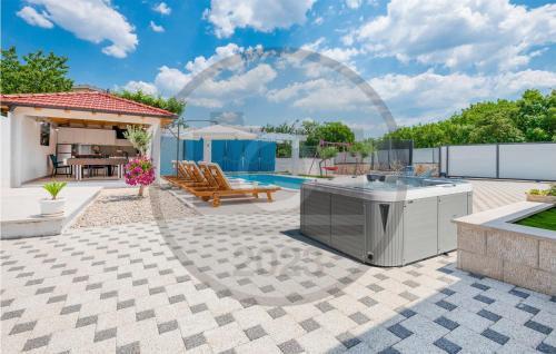 Kamenmost House | Awesome Home In Kamenmost With Jacuzzi