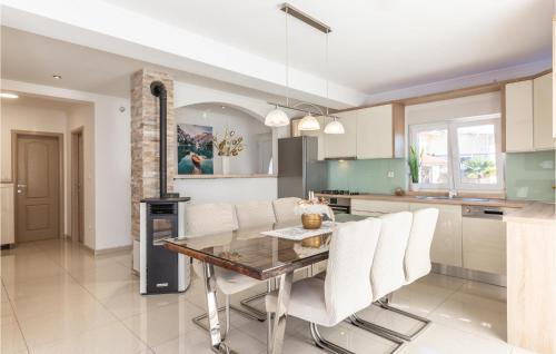 Kamenmost House | Awesome Home In Kamenmost With Jacuzzi