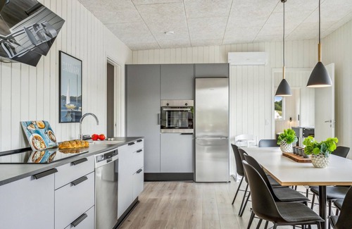 Hjarbæk House | Awesome home in Løgstrup with kitchen