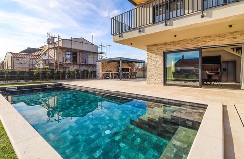 Kruncici House | Awesome home in Medaki with kitchen