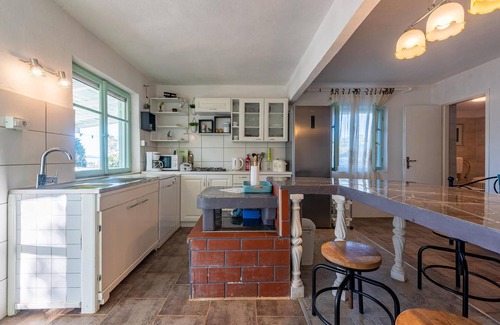 Dobropoljana House | Awesome home in Nevidane with WiFi