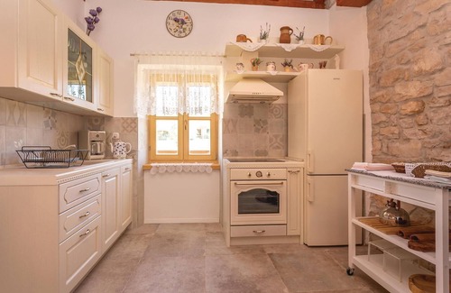 Drnis House | Awesome home in Pakovo Selo with WiFi