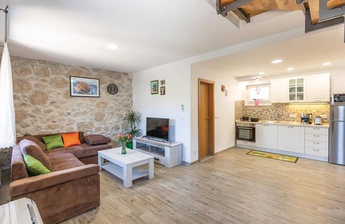 Ploce House | Awesome home in Ploce with jacuzzi