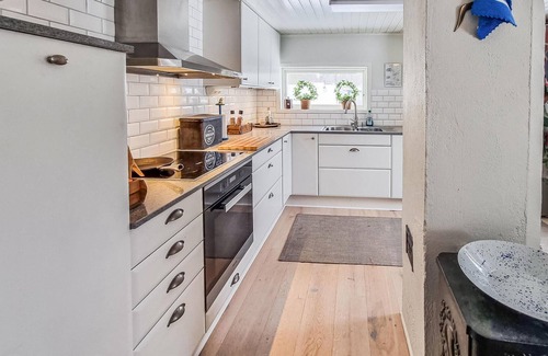 Henan House | Awesome home in Svineviken