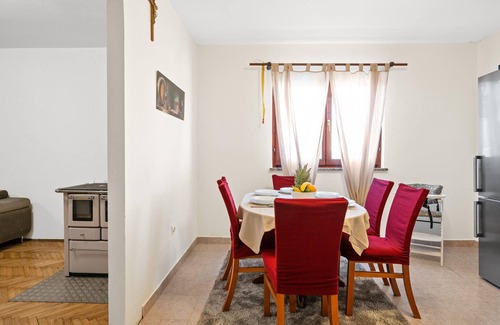 Tinj House | Awesome home in Tinj with jacuzzi