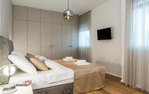 Gornje Planjane House | Awesome Home In Unesic With Outdoor Swimming Pool