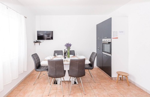 Unesic House | Awesome home in Unesic with WiFi