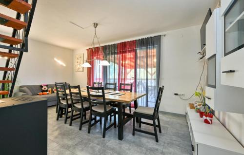 Vinica House | Awesome Home In Vinica Breg With Wifi