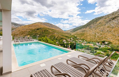 Zrnovnica House | Awesome Home in Zrnovnica With Sauna, Wifi and Swimming Pool